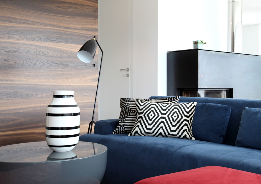roomservice Wohnzimmer meridiani Sofa NORTON Tisch BONGO leuchte Gubi Kissen Yastik